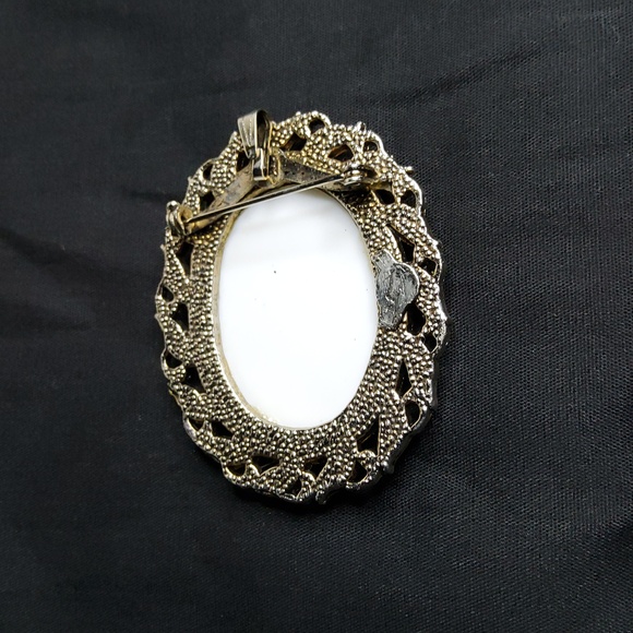 Vintage Porcelain courting couple brooch/pendant. - Picture 4 of 5